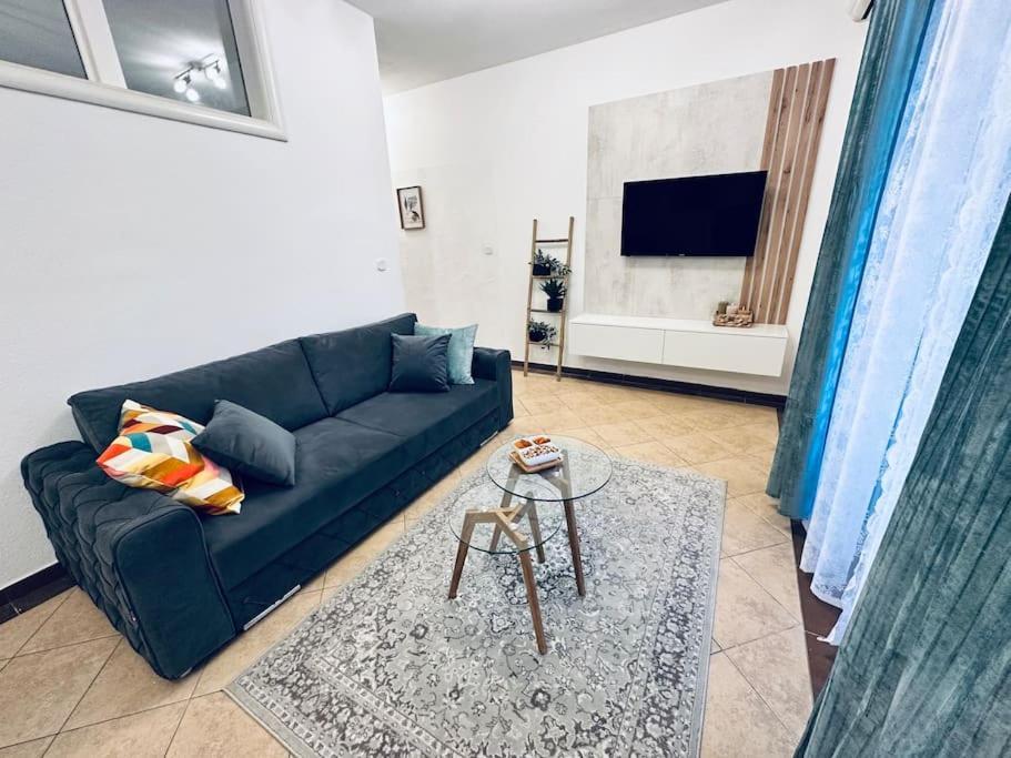 Beautiful Fully Renovated Apartment By The Sea, Large Balcony With Enchanting Views เนอุม ภายนอก รูปภาพ