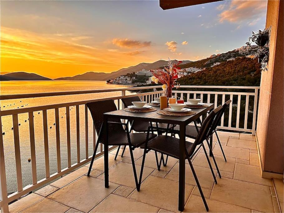 Beautiful Fully Renovated Apartment By The Sea, Large Balcony With Enchanting Views เนอุม ภายนอก รูปภาพ