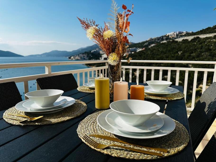 Beautiful Fully Renovated Apartment By The Sea, Large Balcony With Enchanting Views เนอุม ภายนอก รูปภาพ