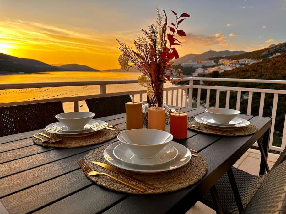 Beautiful Fully Renovated Apartment By The Sea, Large Balcony With Enchanting Views เนอุม ภายนอก รูปภาพ