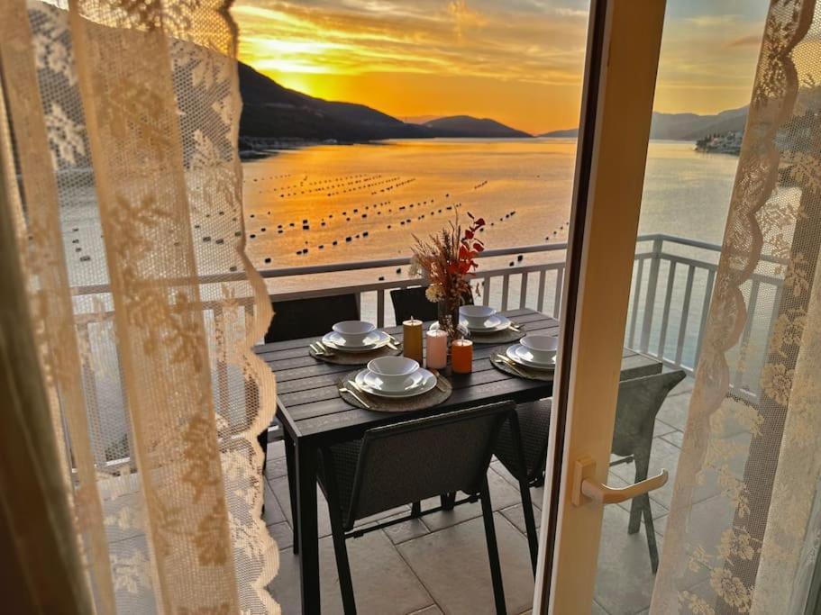 Beautiful Fully Renovated Apartment By The Sea, Large Balcony With Enchanting Views เนอุม ภายนอก รูปภาพ