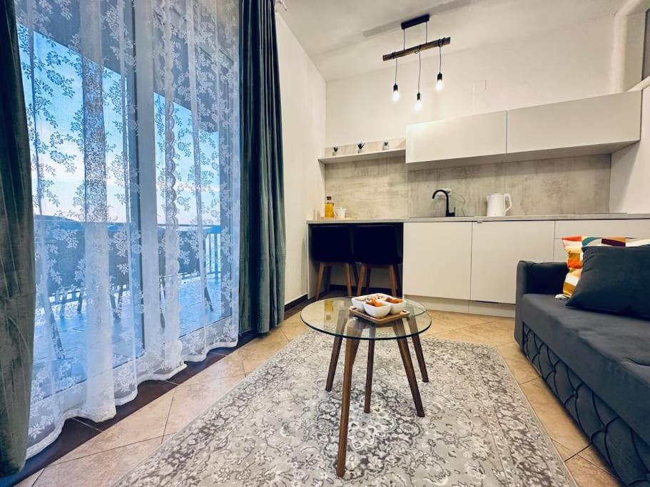 Beautiful Fully Renovated Apartment By The Sea, Large Balcony With Enchanting Views เนอุม ภายนอก รูปภาพ